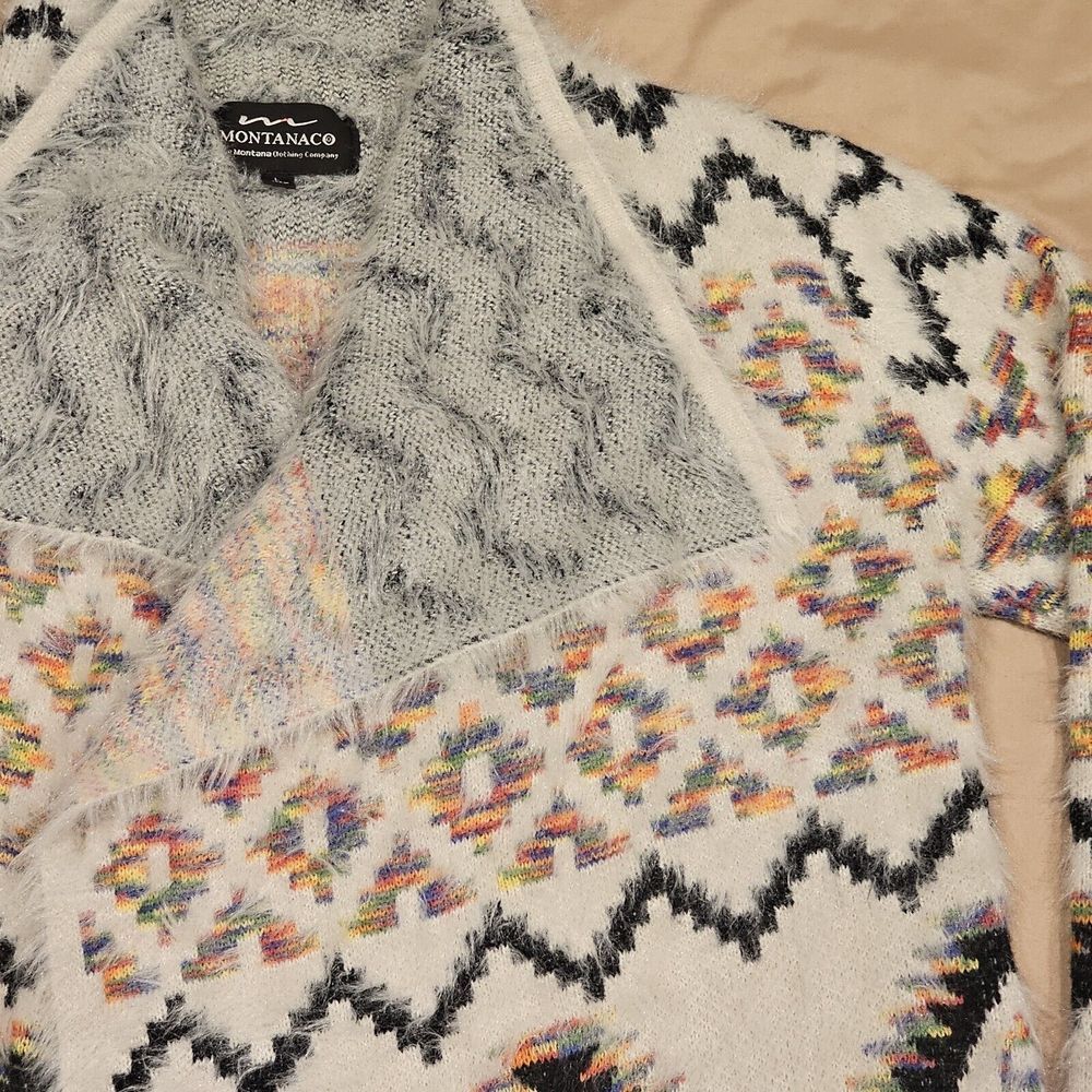 Aztec Patterned Women's Cardigan - Picture 3 of 15
